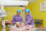 　资料图：医护人员看护婴儿。孙莹 摄 - 中国新闻社河南分社