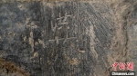图为开封州桥东侧汴河南岸石壁上的文字“洪廿八”。　开封市文物考古研究院供图 - 中国新闻社河南分社