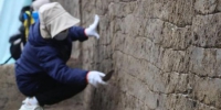 考古工作人员清理宋国故城古城墙。　李恒 摄 - 中国新闻社河南分社