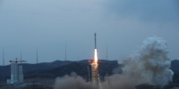 北京时间2023年3月30日18时50分，中国在太原卫星发射中心使用长征二号丁运载火箭，成功将宏图一号01组卫星发射升空，卫星顺利进入预定轨道，发射任务获得圆满成功。该组卫星主要用于提供商业遥感数据服务。此次任务是长征系列运载火箭的第469次飞行。郑斌 供图 - 中国新闻社河南分社
