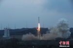 北京时间2023年3月30日18时50分，中国在太原卫星发射中心使用长征二号丁运载火箭，成功将宏图一号01组卫星发射升空，卫星顺利进入预定轨道，发射任务获得圆满成功。该组卫星主要用于提供商业遥感数据服务。此次任务是长征系列运载火箭的第469次飞行。郑斌 供图 - 中国新闻社河南分社