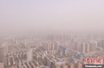　图为扬沙、浮尘天气下的郑州天空。　李超庆 摄 - 中国新闻社河南分社