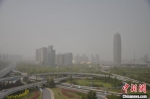 　图为扬沙、浮尘天气下的郑州标志建筑“大玉米”。　李超庆 摄 - 中国新闻社河南分社