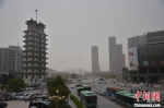 　图为扬沙、浮尘天气下的郑州二七纪念塔。　李超庆 摄 - 中国新闻社河南分社