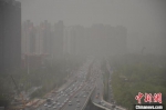 　图为扬沙、浮尘天气下的郑州天空。　李超庆 摄 - 中国新闻社河南分社
