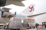 　工作人员为河南首架远程宽体货机装载货物。　杨茹雪 摄 - 中国新闻社河南分社