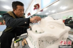 　图为老艺人正在制作狮子头。　梁照曾 摄 - 中国新闻社河南分社