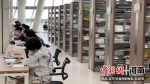郑州图书馆内 读者正在阅读 范晓恒 摄 - 中国新闻社河南分社
