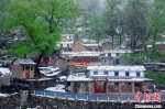 　春雪和独具特色的民居相互映衬。　秦加福 摄 - 中国新闻社河南分社