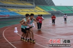 图为河南省第九届少数民族传统体育运动会板鞋竞速比赛现场 王迪 摄 - 中国新闻社河南分社