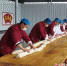 图为麻花手工艺人们正在制作“麻花王”。 王衡 摄 - 中国新闻社河南分社
