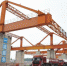 图为漯河港码头正在吊装货物。　王宇 摄 - 中国新闻社河南分社