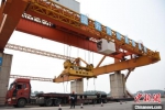 图为漯河港码头正在吊装特种钢板。　王宇 摄 - 中国新闻社河南分社