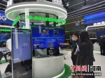 图为工作人员讲解“5G+”方案。 刘鹏 摄 - 中国新闻社河南分社