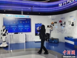 　图为工作人员讲解“5G+”方案。　刘鹏 摄 - 中国新闻社河南分社