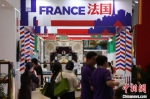图为顾客在展览展示区了解法国商品。　阚力 摄 - 中国新闻社河南分社