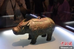 　图为殷墟博物馆内展出的青铜器——亚长牛尊。　王宇 摄 - 中国新闻社河南分社