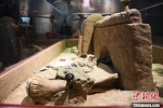 图为殷墟博物馆内展出的车衡、车辕、马头与铜质配饰。　王宇 摄 - 中国新闻社河南分社