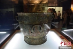 　图为殷墟出土的铜盂。　王宇 摄 - 中国新闻社河南分社