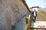 图为蓄水池南壁考古发现的五千年前建筑垃圾遗迹。　王宇 摄 - 中国新闻社河南分社