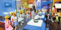 5月17日，在国际博物馆日到来之际，学生们走进开封市博物馆，参观丰富多彩的藏品，了解历史文化、感受展品的厚重历史。李俊生 摄 - 中国新闻社河南分社