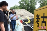 岳洪彬(右一)在讲解宋国故城遗址考古情况。　王宇 摄 - 中国新闻社河南分社
