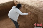 考古人员正在画地层线。王宇 摄 - 中国新闻社河南分社