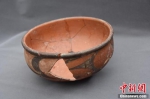 发掘出的仰韶文化时期彩陶盆。王宇 摄 - 中国新闻社河南分社