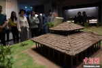 图为仿造版仰韶时期的房屋。　王宇 摄 - 中国新闻社河南分社