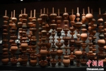 　图为彩陶工艺品造型景观。　王宇 摄 - 中国新闻社河南分社