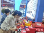 图为参观者在展会上选购产品。　杨大勇 摄 - 中国新闻社河南分社