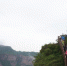 　图为游客在河南新乡赏太行山风景。　韩章云 摄 - 中国新闻社河南分社