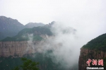 雨中的新乡太行山云雾缭绕。　韩章云 摄 - 中国新闻社河南分社