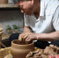 图为拉坯师傅在制作陶器泥坯。 王宇 摄 - 中国新闻社河南分社
