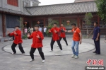 　台湾媒体人拍摄学员练习太极拳。　韩章云 摄 - 中国新闻社河南分社
