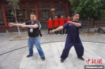 　台湾自媒体人(左)跟随教练练习太极拳。　韩章云 摄 - 中国新闻社河南分社