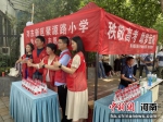 图为志愿者团队为考生送祝福。 范晓恒 摄 - 中国新闻社河南分社
