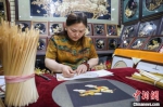 图为6月8日，艺人正在利用小麦秸秆制作麦秆画。 纪全举 摄 - 中国新闻社河南分社