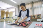 图为6月8日，艺人用小麦秸秆制作麦秆画。　纪全举 摄 - 中国新闻社河南分社