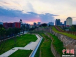 图为郑州商城国家考古遗址公园的城墙遗址。　河南省文物局供图 - 中国新闻社河南分社