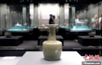图为展出的张公巷窑遗址出土的青釉瓷器。　马健 摄 - 中国新闻社河南分社