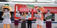 图为郑渝高铁开通一周年，高铁乘务员与旅客在站台合影。　苏志刚 摄 - 中国新闻社河南分社