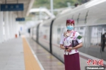 图为重庆客运段列车长李海英在巫山站迎接旅客上车。　苏志刚 摄 - 中国新闻社河南分社