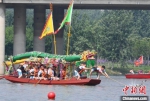 　图为龙舟捕鸭传统项目表演。　梁照曾 摄 - 中国新闻社河南分社