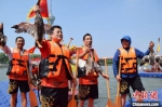 图为项城市代表队展示龙舟捕鸭战利品。　梁照曾 摄 - 中国新闻社河南分社