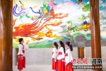 6月20日，清丰县屈原文化园内，该县明月湖小学学生正在参观学习，了解端午节文化，激发爱国主义精神。王世冰 摄 - 中国新闻社河南分社