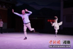 6月26日，河南郑州，外国在港领团和商界代表在少林寺习练拳脚。中新社记者 阚力 摄 - 中国新闻社河南分社