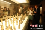6月26日，河南洛阳，外国在港领团和商界代表参观洛阳博物馆。中新社记者 阚力 摄 - 中国新闻社河南分社