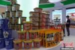 7月4日，河南郑州，该省通许县生产的多款酸辣粉、热干面食品展出。 中新社记者 韩章云 摄 - 中国新闻社河南分社