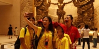 海外华裔青少年在河南博物院拍照“打卡”。　阚力 摄 - 中国新闻社河南分社